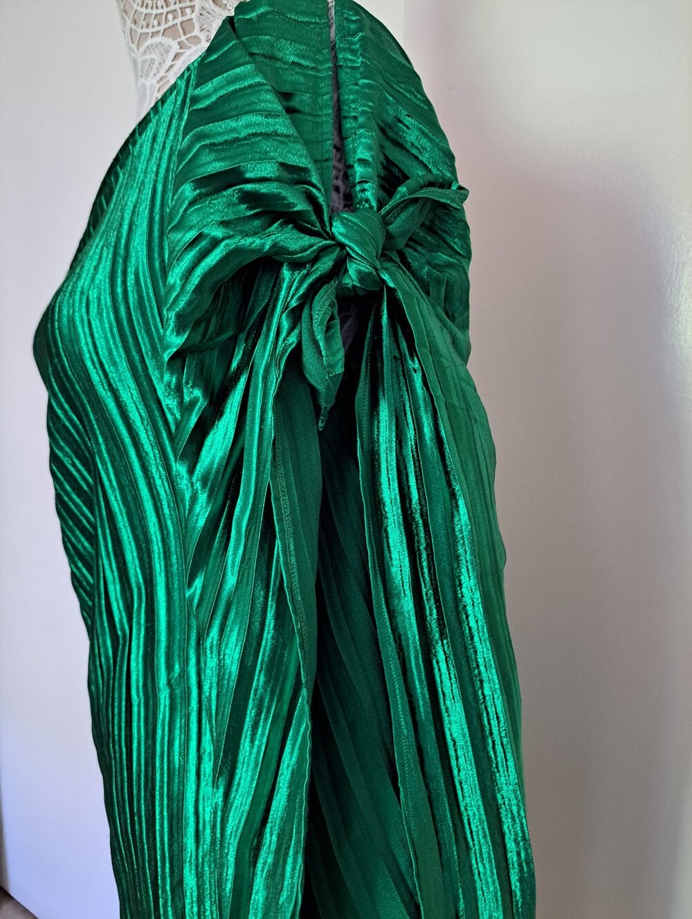 GUAPA Mini Dress  Green  Metallic One-Shoulder Pleated Skirt - Picture 4 of 12